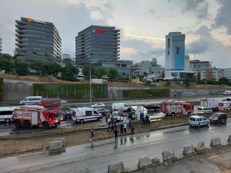 Maltepede zincirleme trafik kazası: Yaralılar var