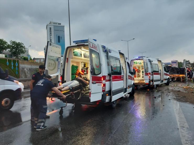 Maltepede zincirleme trafik kazası: Yaralılar var