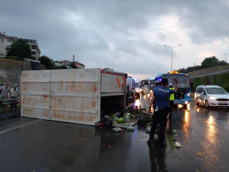 Maltepede zincirleme trafik kazası: Yaralılar var