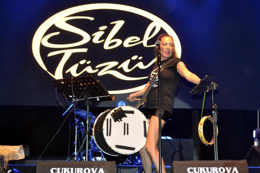 Sibel Tüzünden davul şov