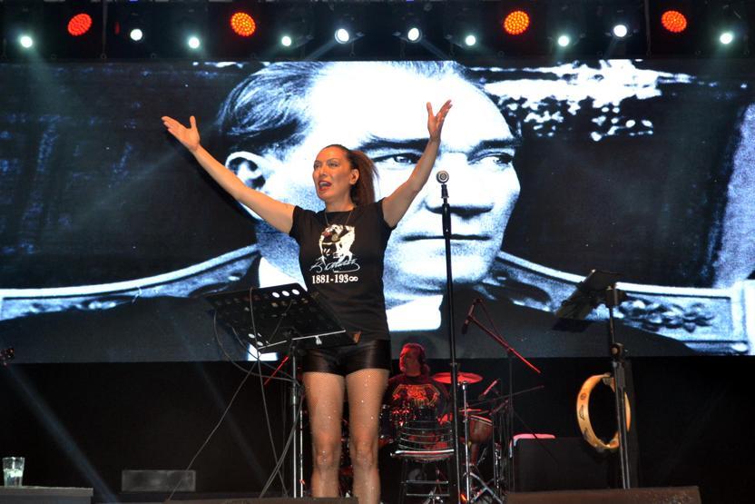 Sibel Tüzünden davul şov