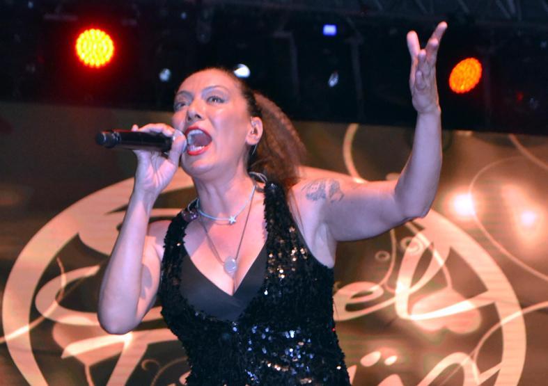 Sibel Tüzünden davul şov