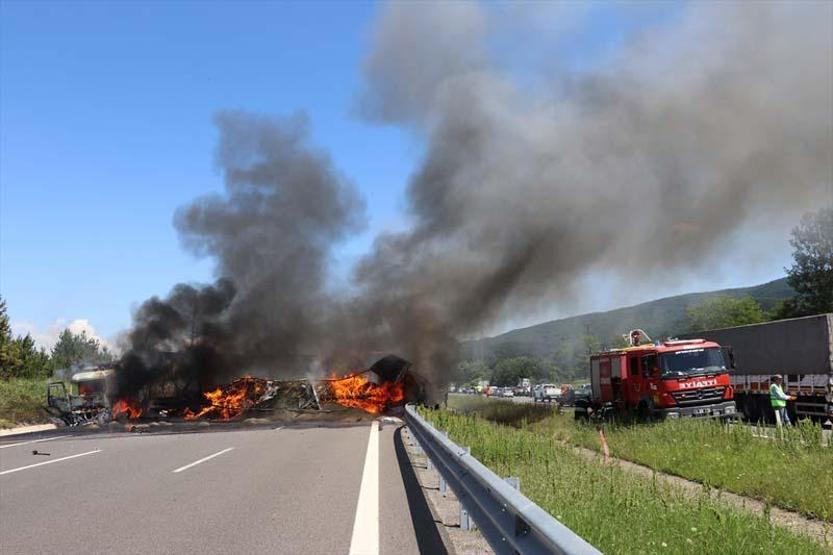 Son dakika... Zincirleme trafik kazası: Araçlar yandı, otoyol çift yönlü ulaşıma kapatıldı