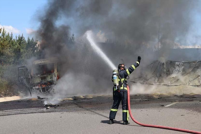 Son dakika... Zincirleme trafik kazası: Araçlar yandı, otoyol çift yönlü ulaşıma kapatıldı