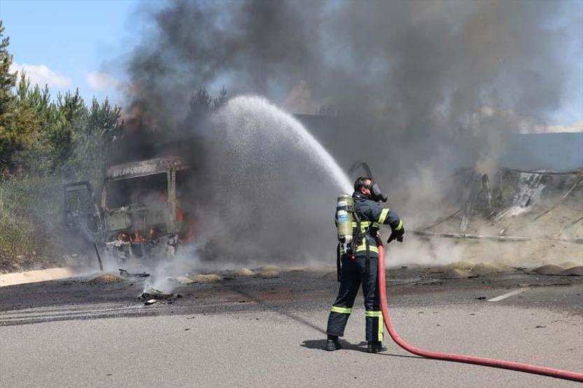 Son dakika... Zincirleme trafik kazası: Araçlar yandı, otoyol çift yönlü ulaşıma kapatıldı
