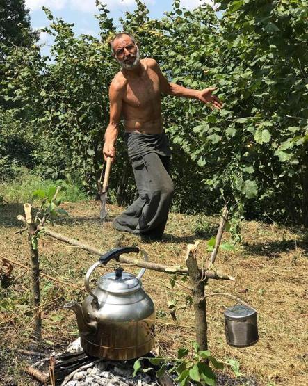 Ot biçip çapa yaptı... Ünlü oyuncu tatilde