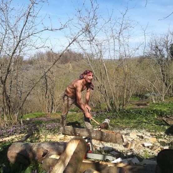 Ot biçip çapa yaptı... Ünlü oyuncu tatilde