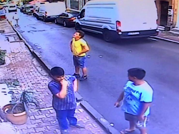 İkinci kattan düşen bebeği havada yakaladı