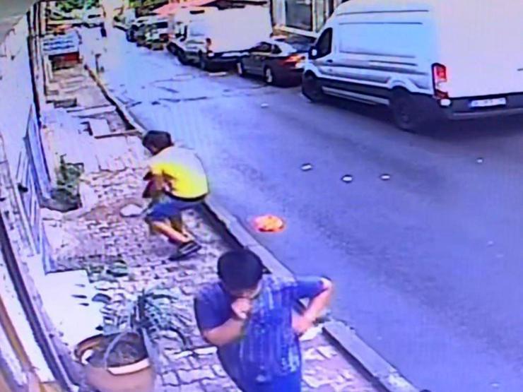 İkinci kattan düşen bebeği havada yakaladı