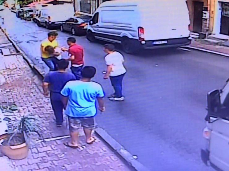 İkinci kattan düşen bebeği havada yakaladı