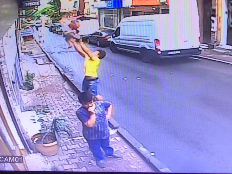 İkinci kattan düşen bebeği havada yakaladı