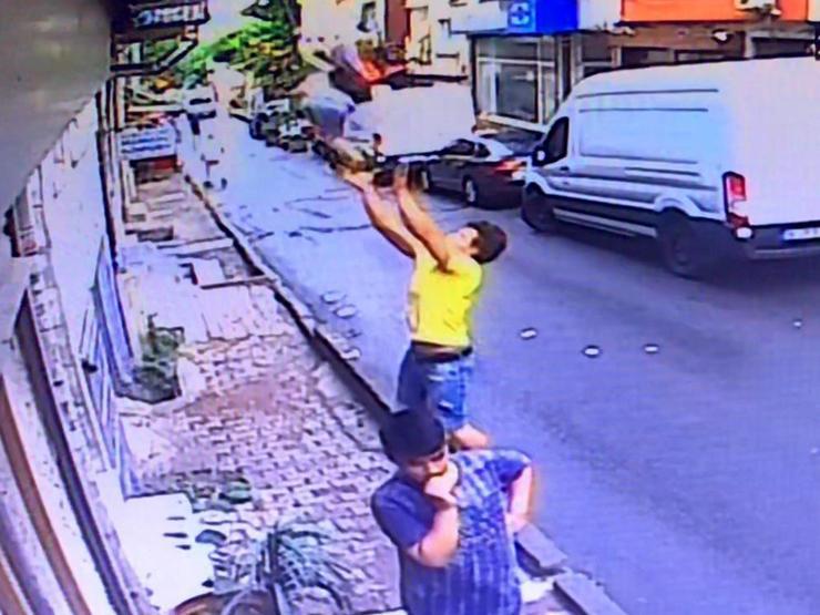 İkinci kattan düşen bebeği havada yakaladı