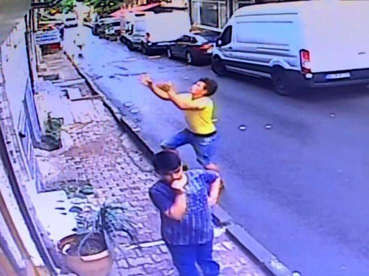 İkinci kattan düşen bebeği havada yakaladı