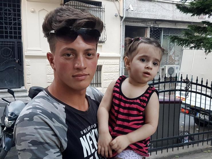 İkinci kattan düşen bebeği havada yakaladı