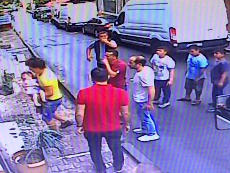 İkinci kattan düşen bebeği havada yakaladı