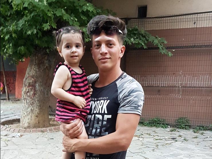 İkinci kattan düşen bebeği havada yakaladı