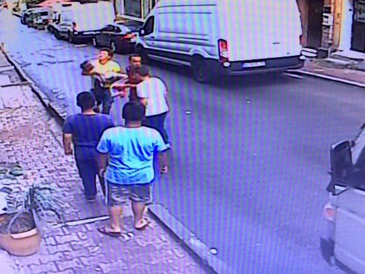 İkinci kattan düşen bebeği havada yakaladı