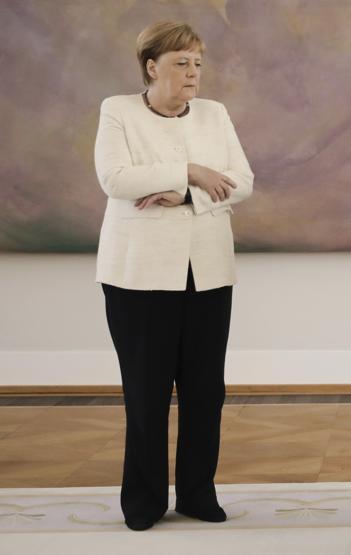 Almanya Başbakanı Angela Merkel yine titredi