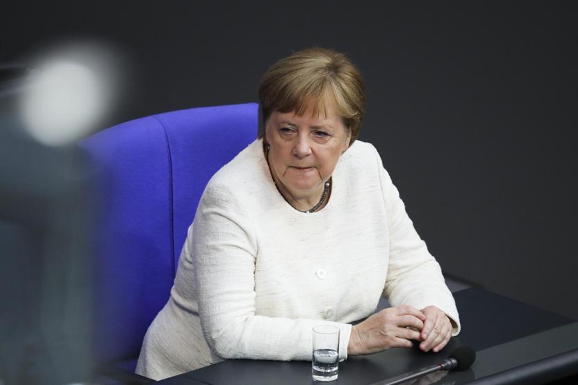 Almanya Başbakanı Angela Merkel yine titredi