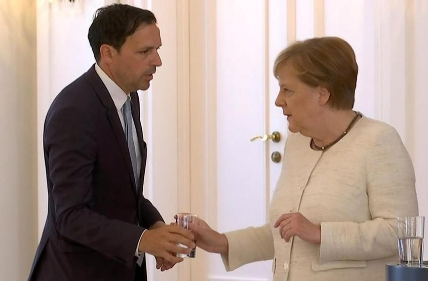 Almanya Başbakanı Angela Merkel yine titredi