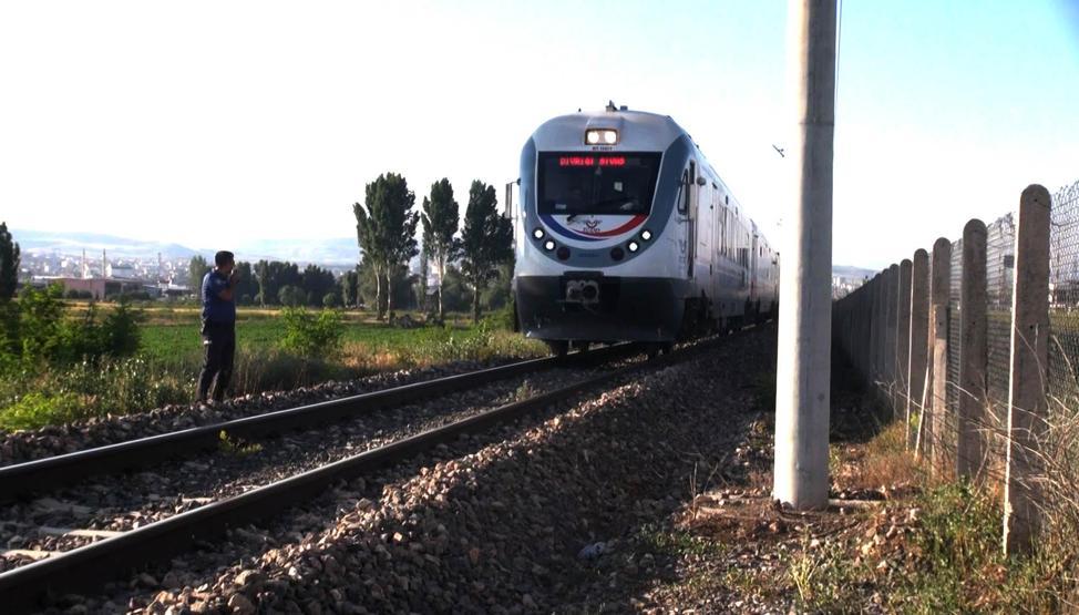 Raylarda takılı kalan otomobil panik yarattı