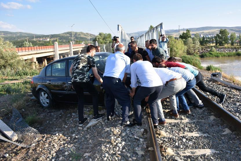 Raylarda takılı kalan otomobil panik yarattı