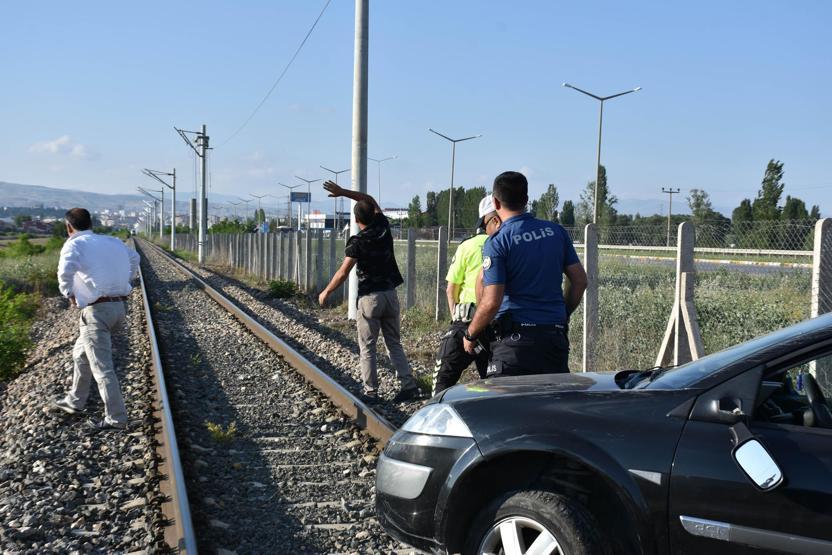 Raylarda takılı kalan otomobil panik yarattı