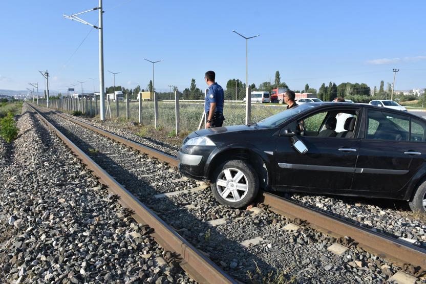 Raylarda takılı kalan otomobil panik yarattı