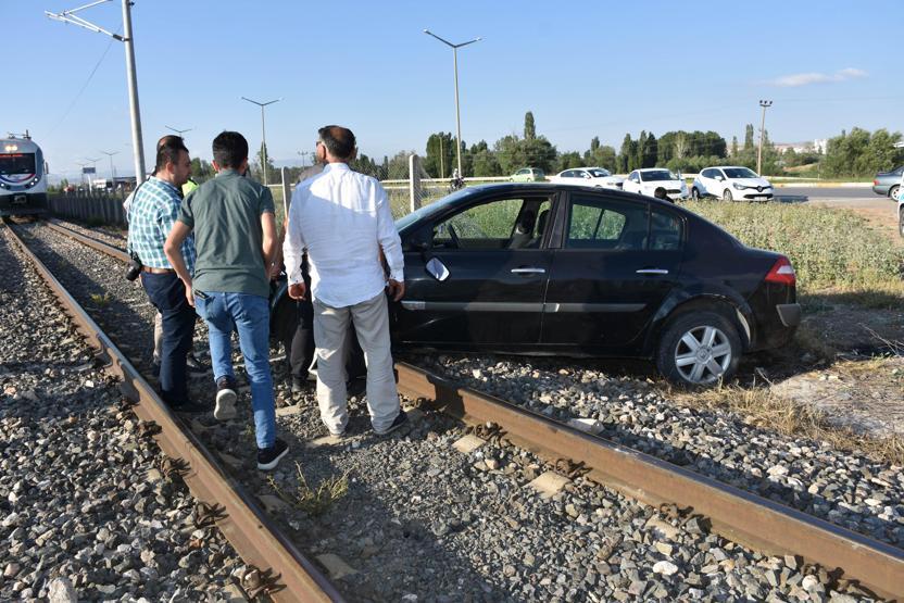Raylarda takılı kalan otomobil panik yarattı
