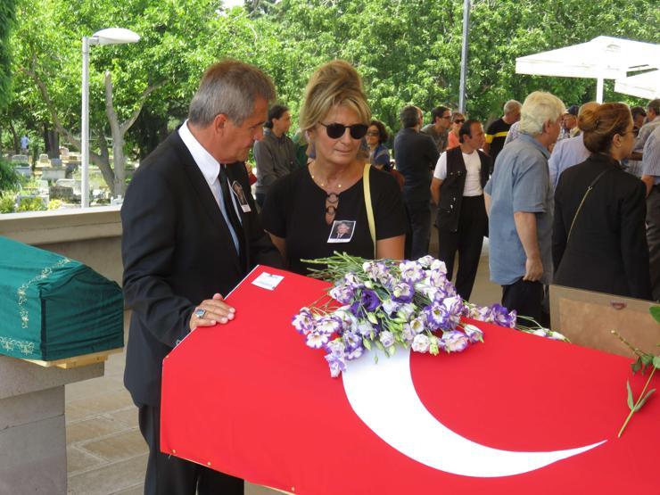 İlk kalp naklini gerçekleştiren Kemal Bayazıt son yolculuğuna uğurlandı