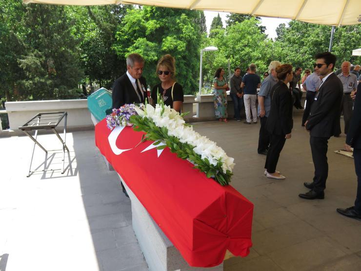 İlk kalp naklini gerçekleştiren Kemal Bayazıt son yolculuğuna uğurlandı