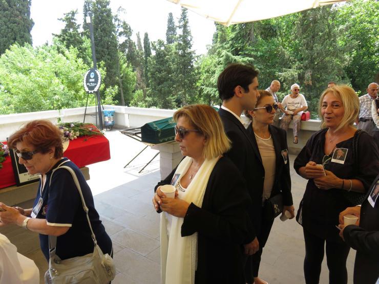 İlk kalp naklini gerçekleştiren Kemal Bayazıt son yolculuğuna uğurlandı