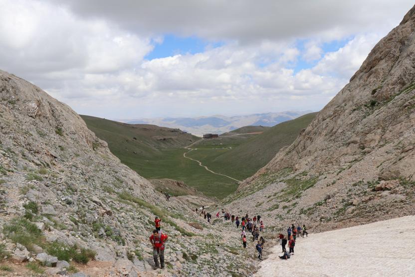 Bolkar zirvesindeki kar ve göl manzarası ziyaretçilerini mest ediyor