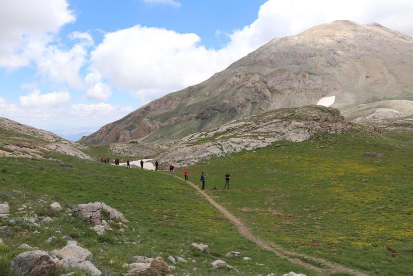 Bolkar zirvesindeki kar ve göl manzarası ziyaretçilerini mest ediyor