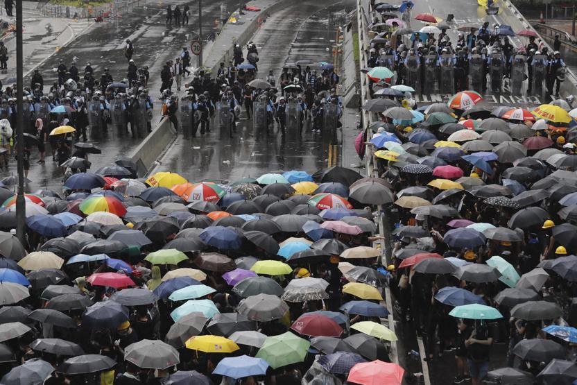 Hong Kongda protestolar Çine katılımın yıl dönümünde de sürdü