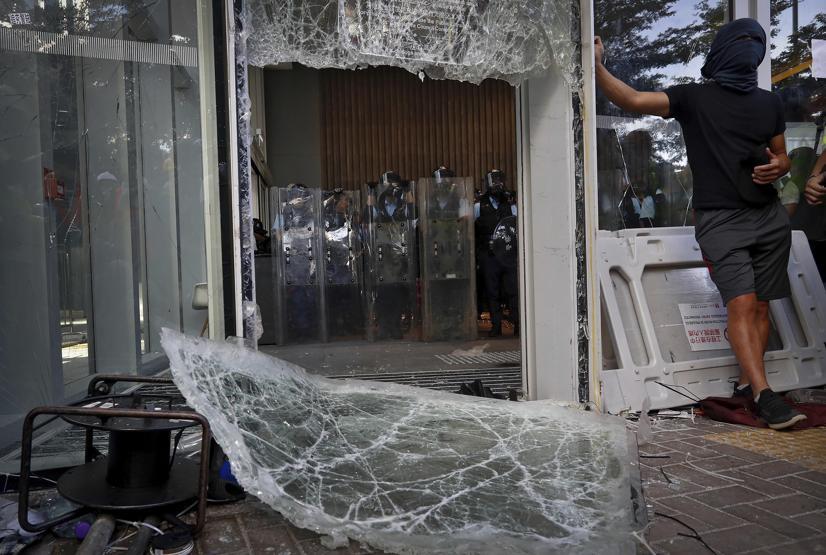 Hong Kongda protestolar Çine katılımın yıl dönümünde de sürdü