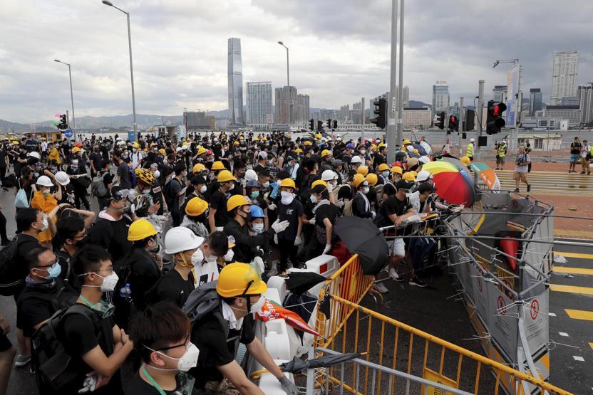 Hong Kongda protestolar Çine katılımın yıl dönümünde de sürdü