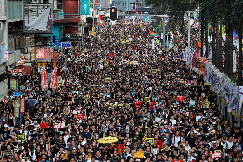 Hong Kongda protestolar Çine katılımın yıl dönümünde de sürdü