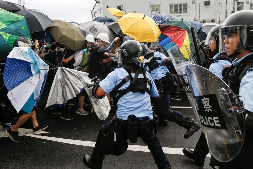 Hong Kongda protestolar Çine katılımın yıl dönümünde de sürdü