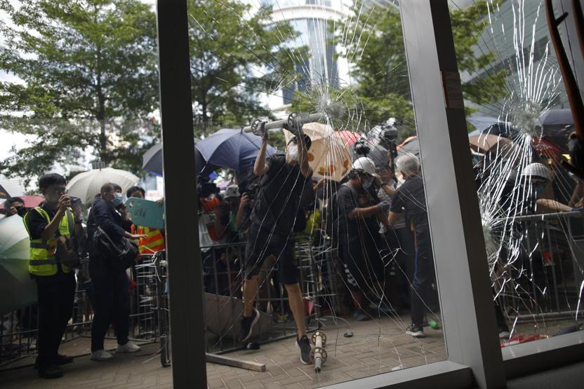 Hong Kongda protestolar Çine katılımın yıl dönümünde de sürdü