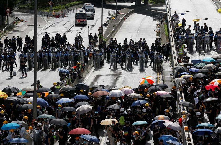 Hong Kongda protestolar Çine katılımın yıl dönümünde de sürdü