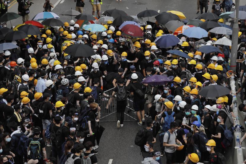 Hong Kongda protestolar Çine katılımın yıl dönümünde de sürdü
