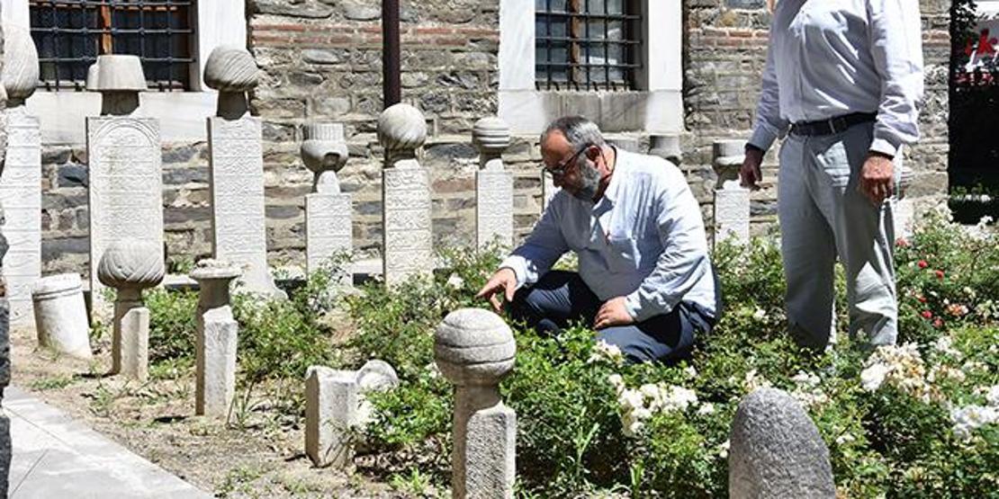 600 yıllık külliyedeki mezar taşlarını kırmışlar