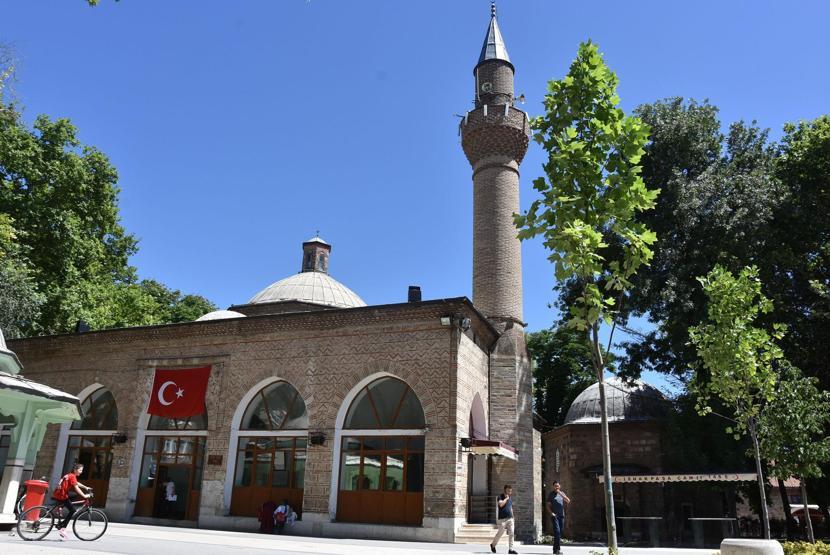 600 yıllık külliyedeki mezar taşlarını kırmışlar