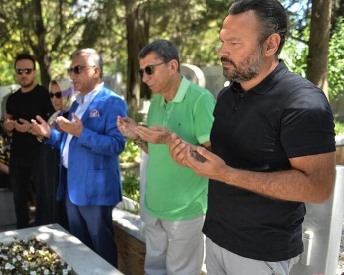 Kemal Sunal, vefatının 19. yılında mezarı başında anıldı