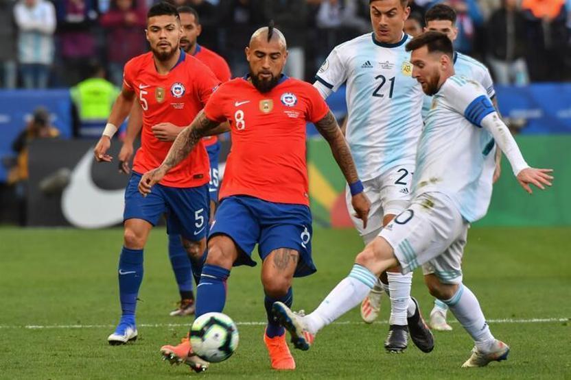 3 gol 2 kırmızı kart... Başrolde Messi ve Medel