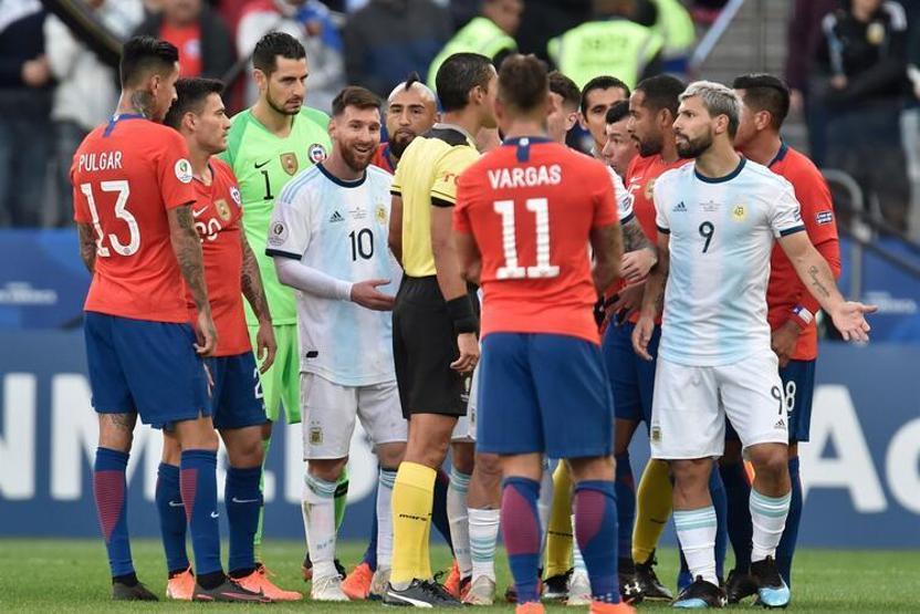 3 gol 2 kırmızı kart... Başrolde Messi ve Medel