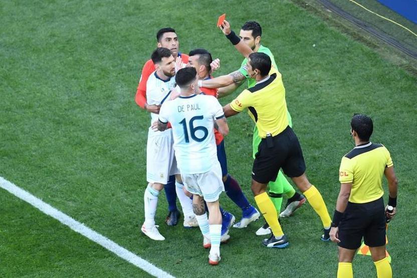 3 gol 2 kırmızı kart... Başrolde Messi ve Medel