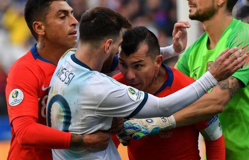 3 gol 2 kırmızı kart... Başrolde Messi ve Medel