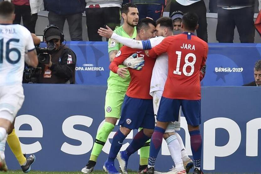 3 gol 2 kırmızı kart... Başrolde Messi ve Medel